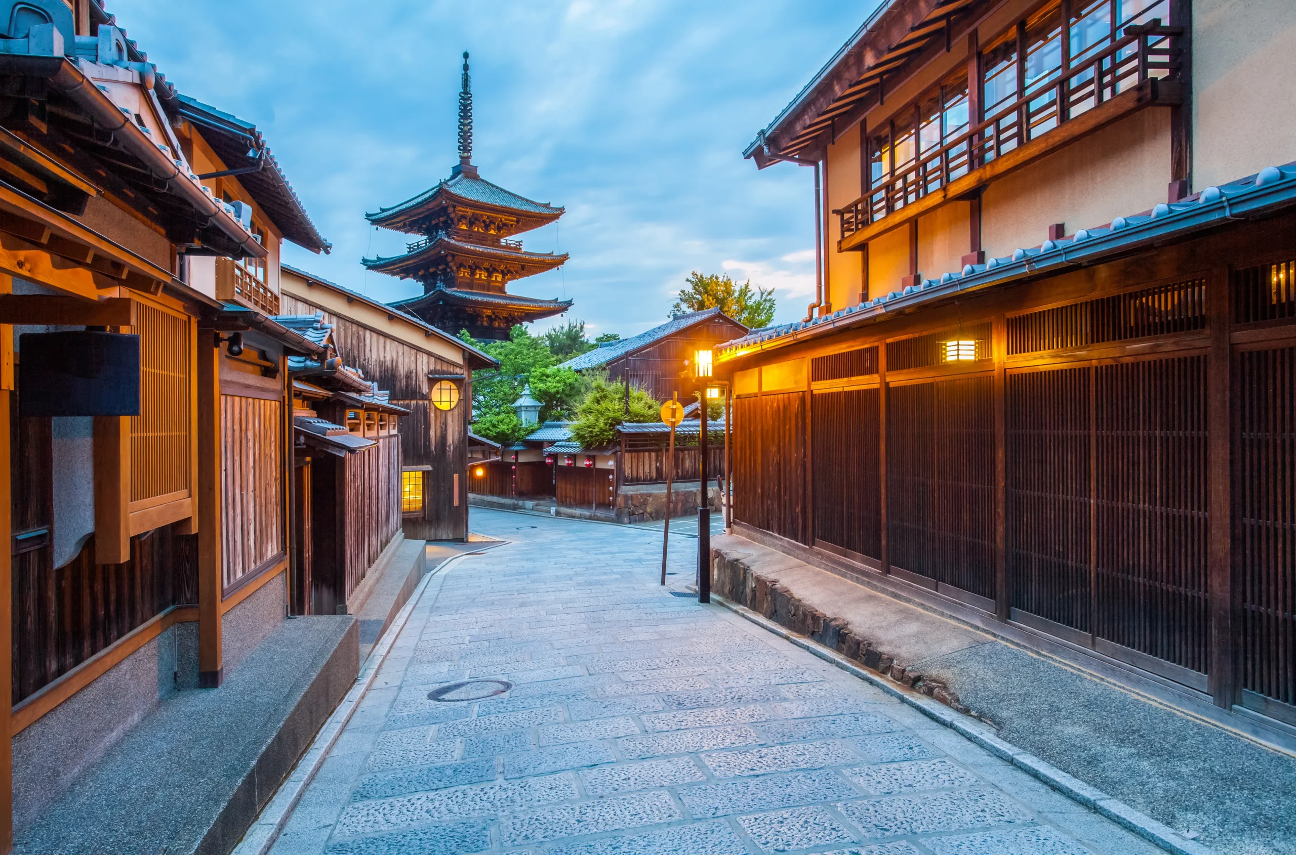 夜空を背景にそびえ立つ高層マンション。